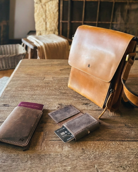 PACK PARA REGALO MORRAL PRAGA + PORTAPASAPORTE + TARJETERO ANTISCAN COMPACTO