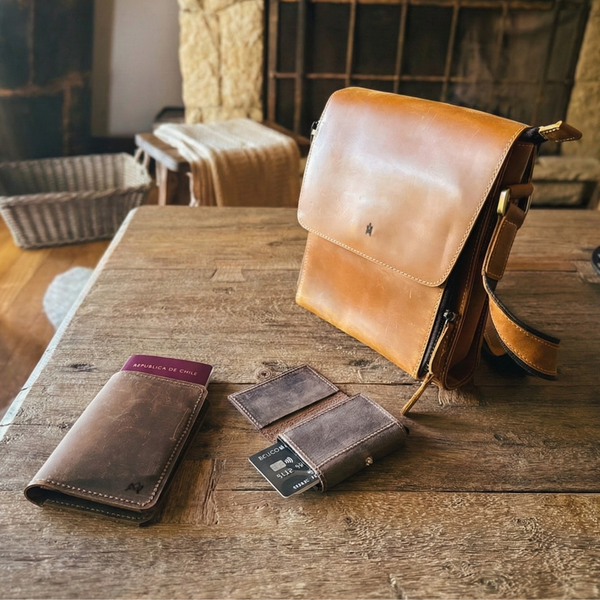 PACK PARA REGALO MORRAL PRAGA + PORTAPASAPORTE + TARJETERO ANTISCAN COMPACTO