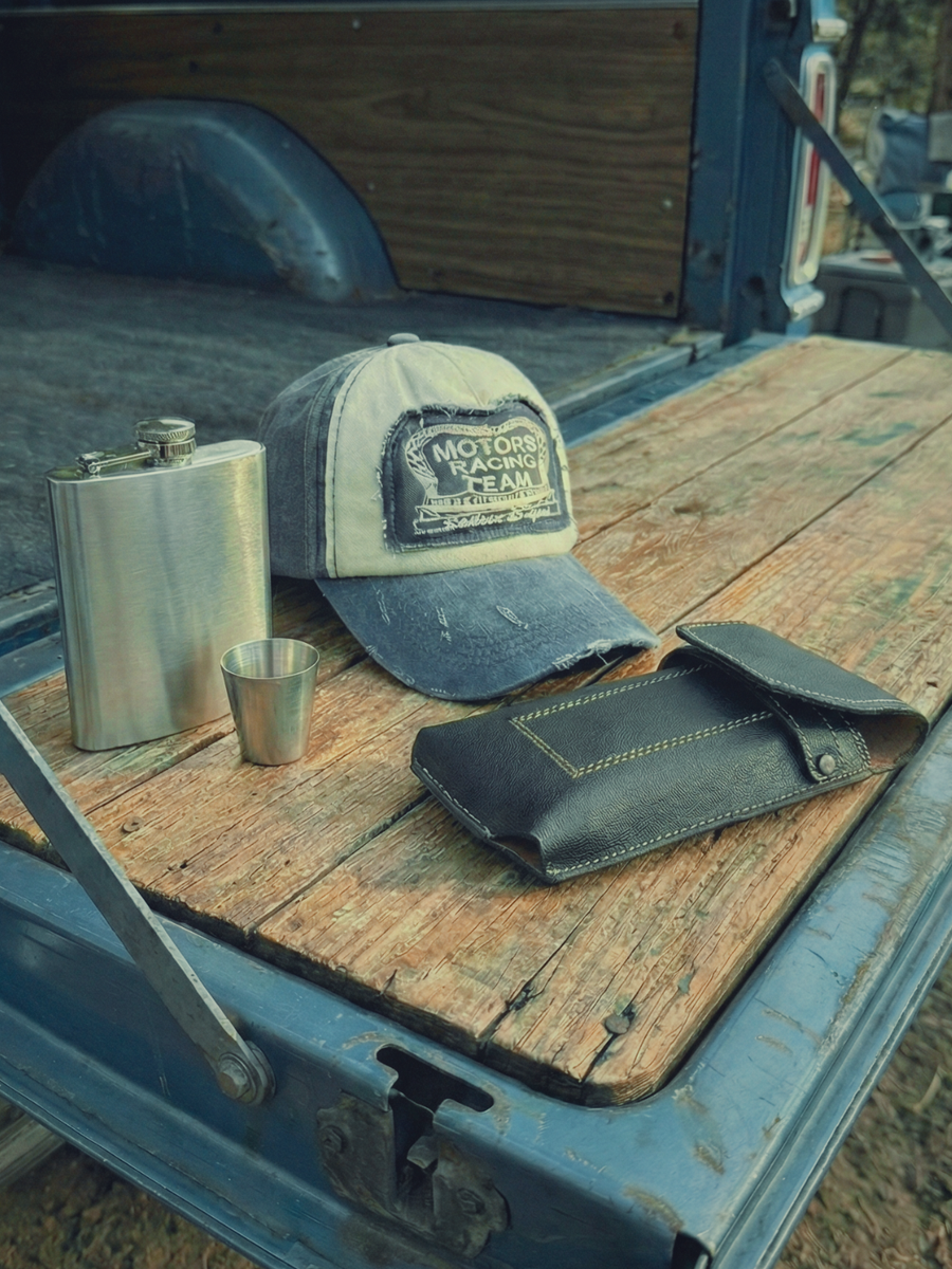 PACK GORRA RACER + PORTA CELULAR DE CUERO + PETACA ACERO INOXIDABLE