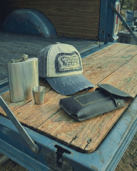 PACK GORRA RACER + PORTA CELULAR DE CUERO + PETACA ACERO INOXIDABLE